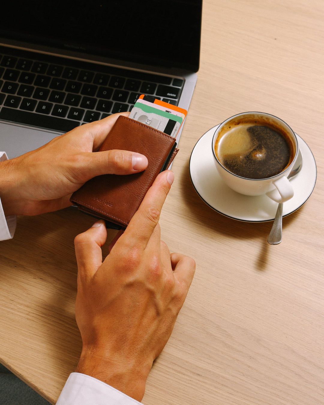 bruine pasjeshouder aan tafel