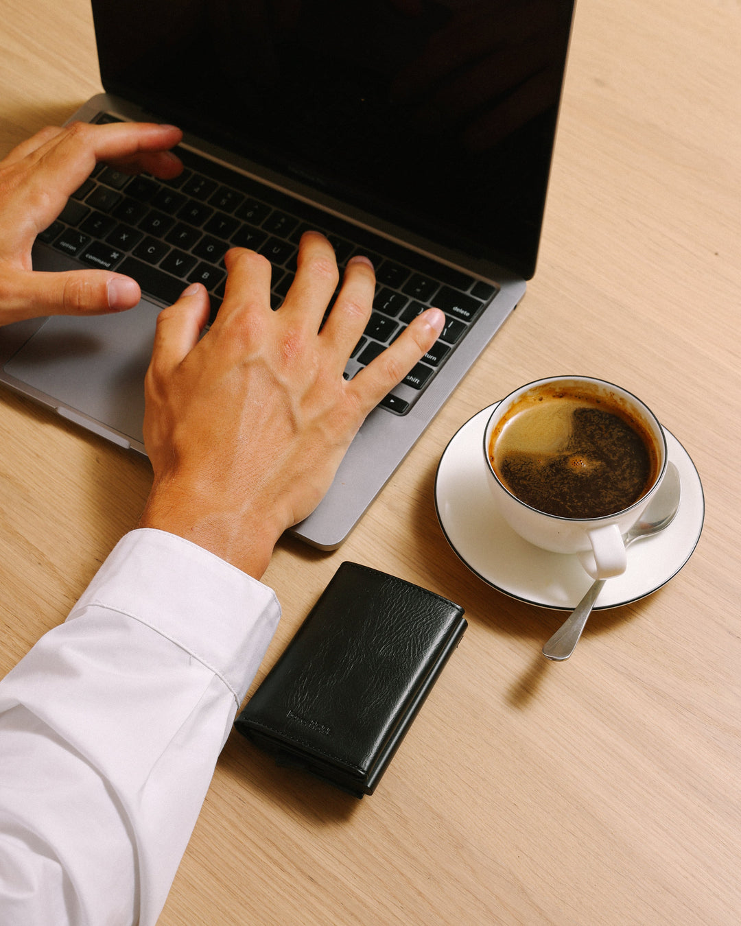 man aan bureau met pasjeshouder