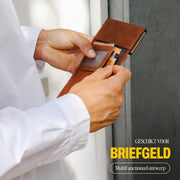 man met pasjeshouder met briefgeld