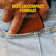 man met pasjeshouder in broekzak