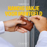 man met bruine pasjeshouder met muntstukken