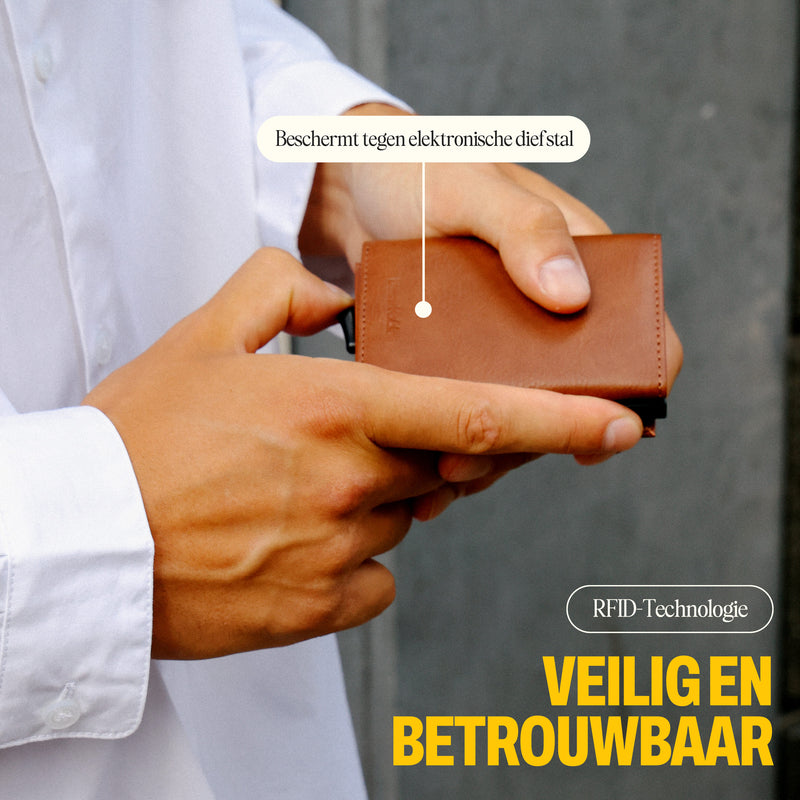 man met bruine pasjeshouder met rfid