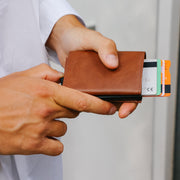 man met pasjeshouder  bruin