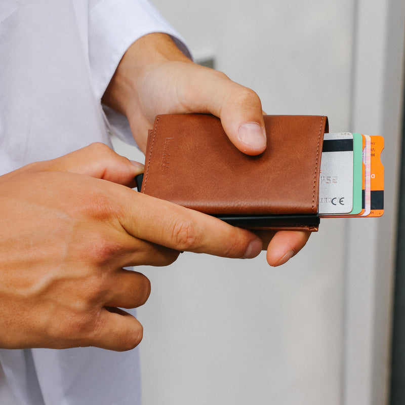 man met pasjeshouder  bruin