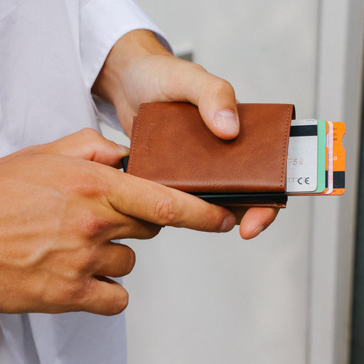 man met pasjeshouder  bruin