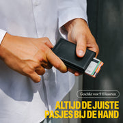 zwarte pasjeshouder met pasjes uitgeschoven