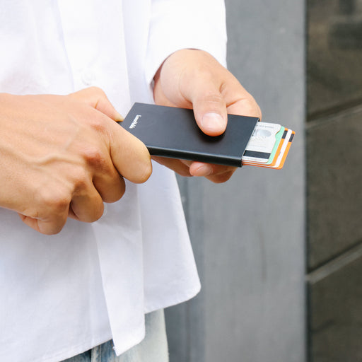 man met zwarte kaarthouder