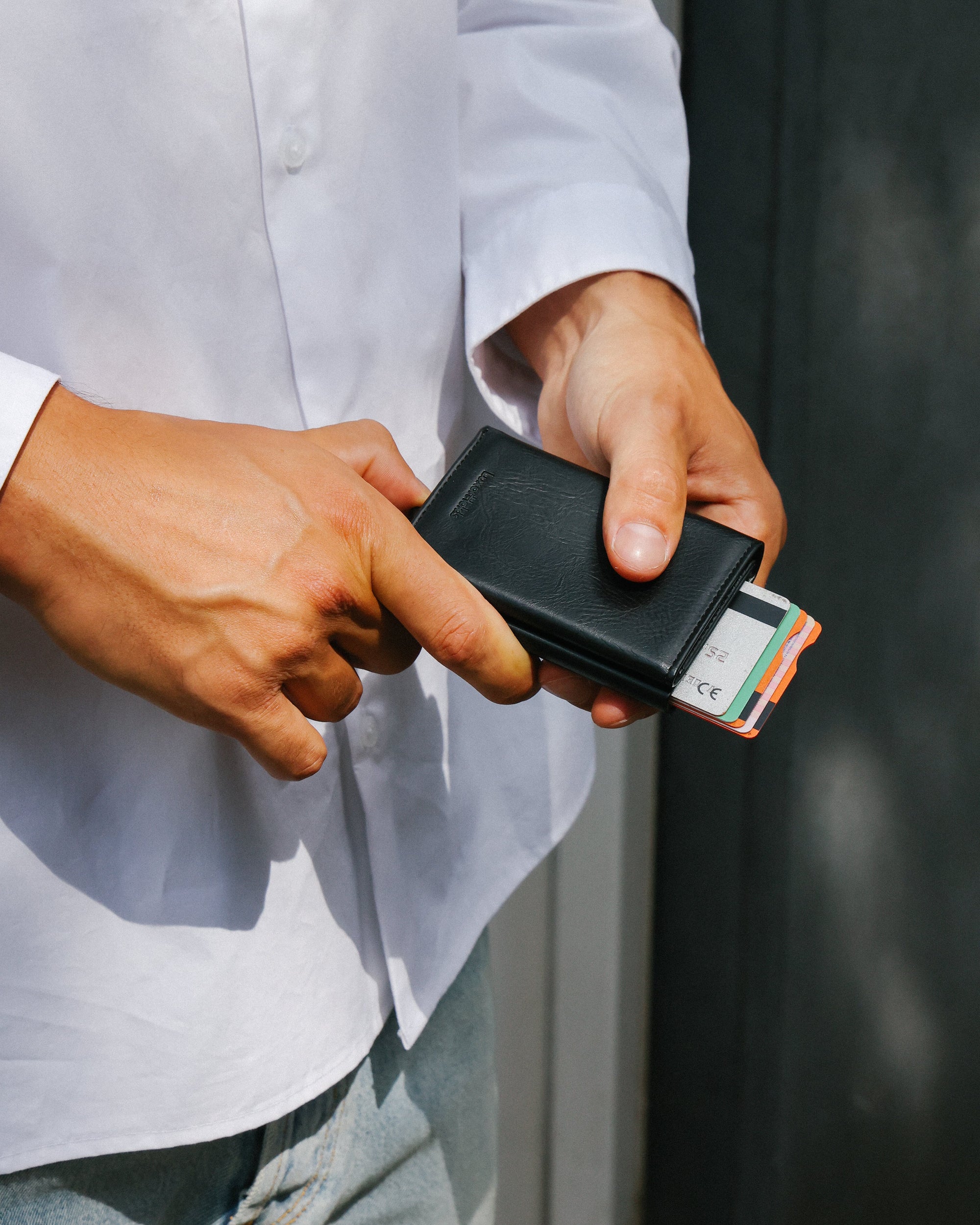 man met zwarte pasjeshouder