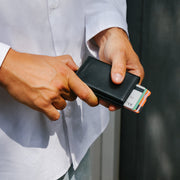 man met zwarte pasjeshouder 