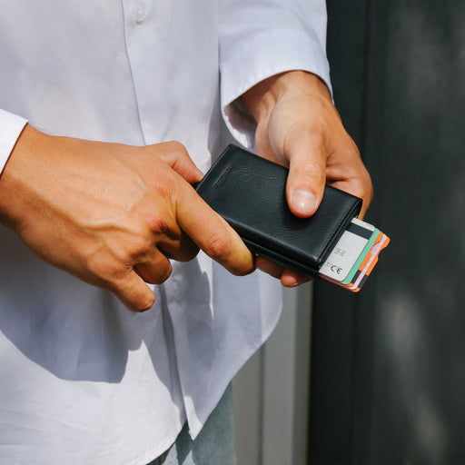 man met zwarte pasjeshouder 