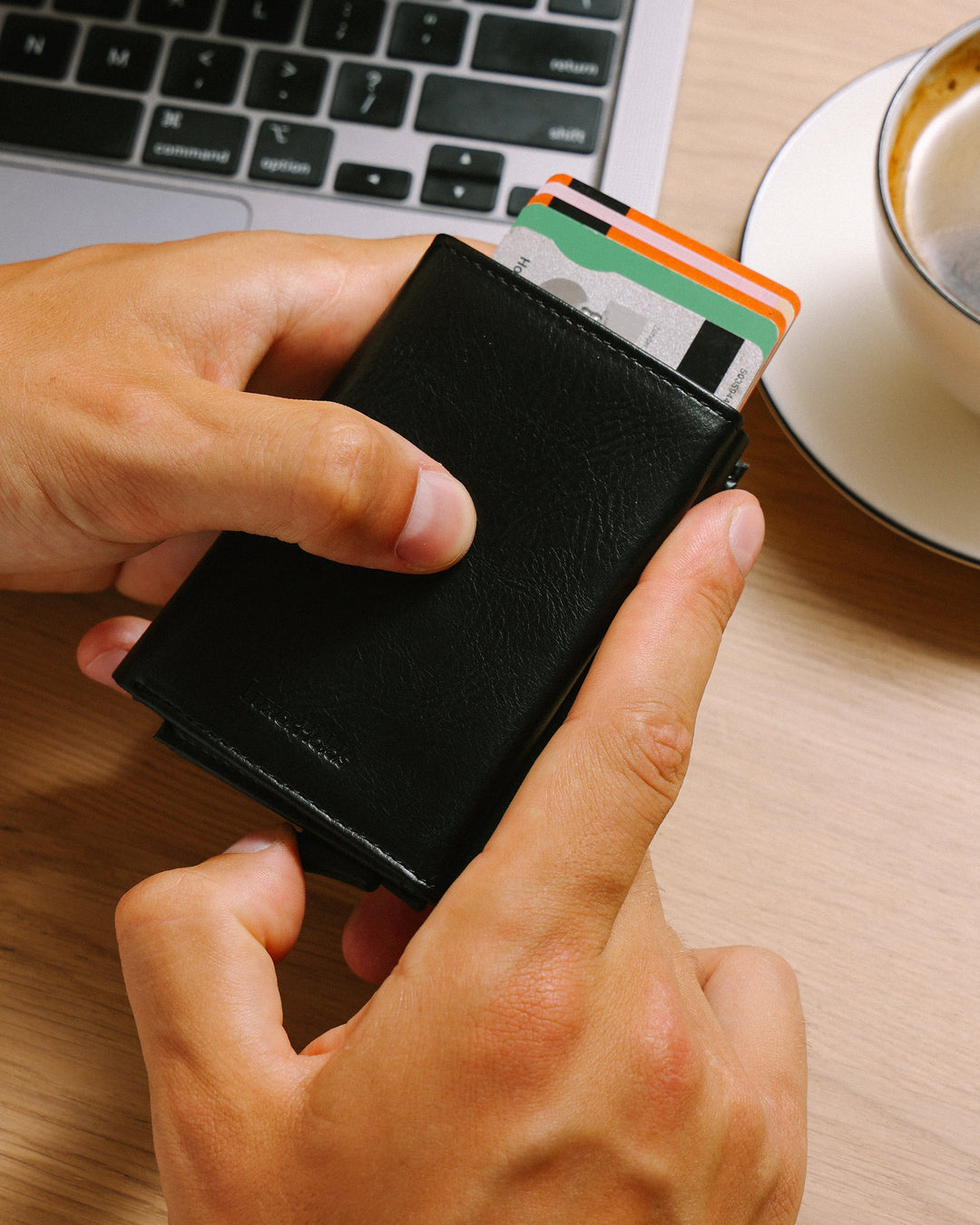 zwarte pasjeshouder met pasjes